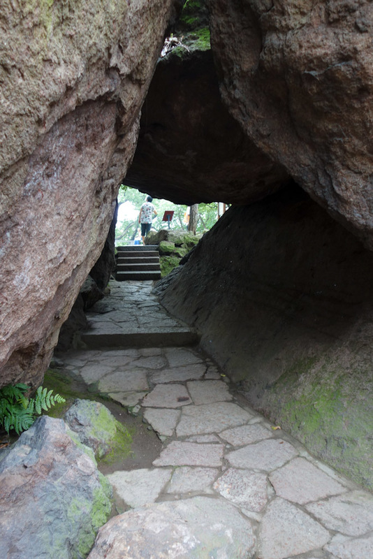 China-Hangzhou-Buddha-West Lake-Hiking - Then head back up again, through some great boulder areas forming caves and crevices.