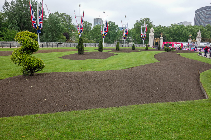 London / Germany / Austria - Work & Holiday - May and June 2016 - Whilst waiting I was able to enjoy the beautifully manicured piles of dirt.