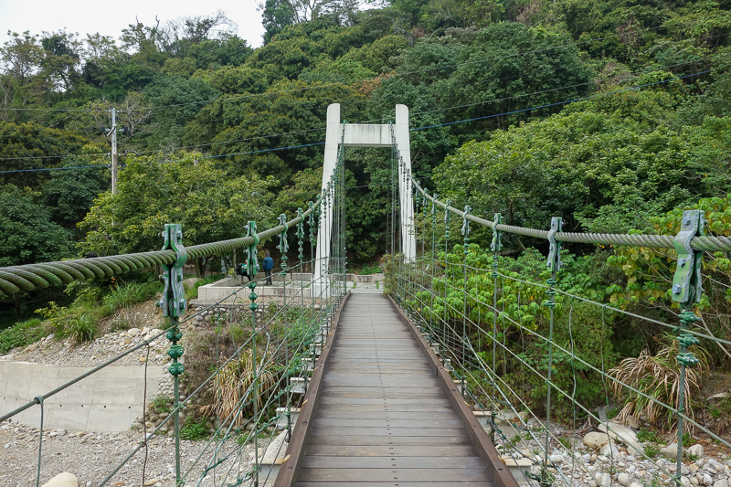 Taiwan-Taichung-Hiking-Dakeng - After an exhausting adventure, I made it to a swing bridge to freedom. There were a few people at the top, but I suspect they came up from the other s