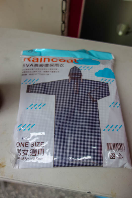 A full lap of Taiwan in March 2017 - Since it looked like rain, I headed to a conveniene store and asked for a rain clothing in Chinese, which worked. I have selected this fetching number