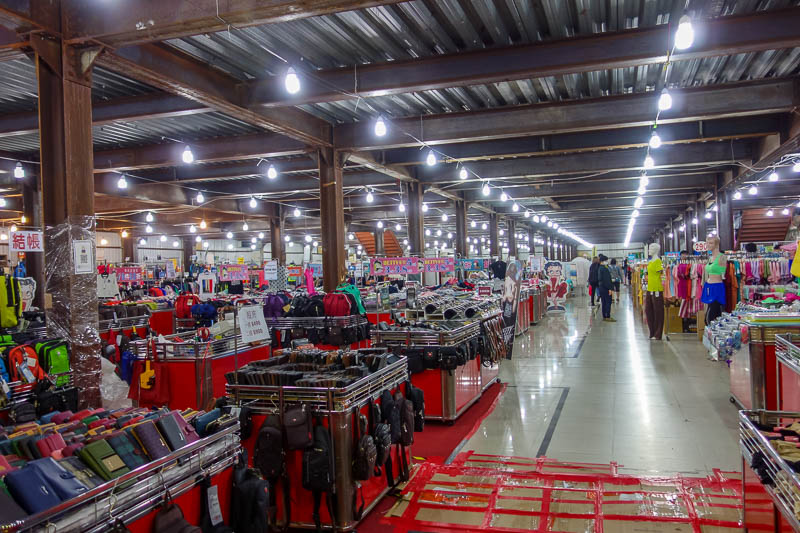 A full lap of Taiwan in March 2017 - And here I am, enjoying a discount clothing warehouse that goes nearly as far as the eye can see.