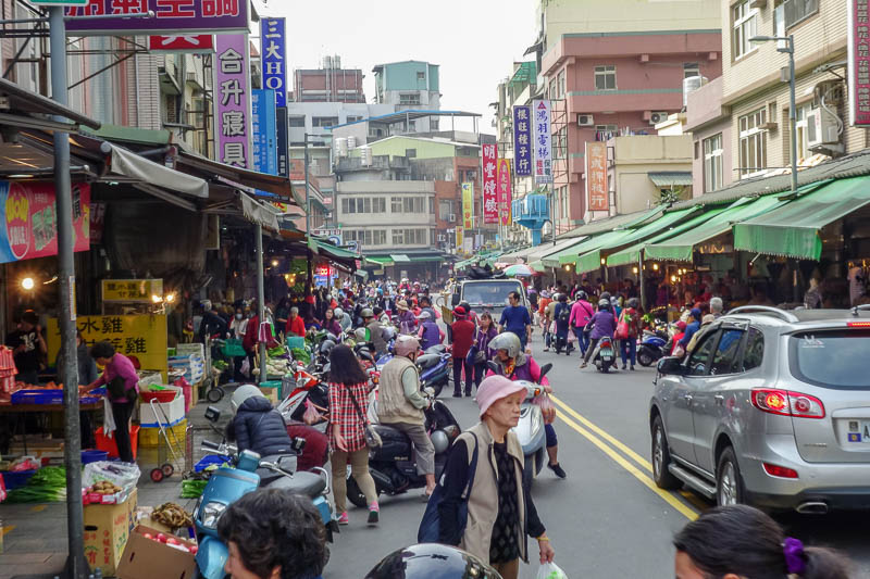 A full lap of Taiwan in March 2017 - There is a very busy local market, but I cant find the bus stop,