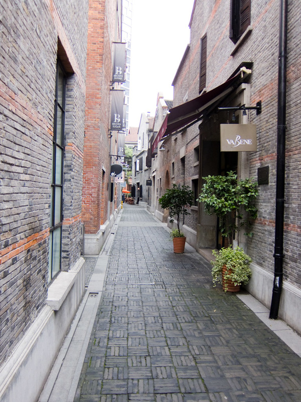 China-Shanghai-Xintandi-Museum - A narrow alleyway with a tapas bar on the left and expensive gourmet hamburgers on the right.
