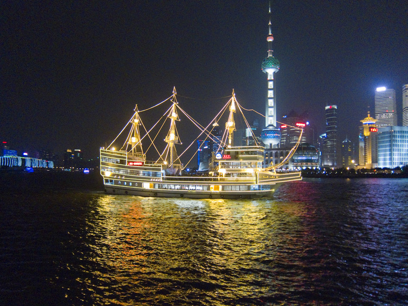 China-Shanghai-Pudong-Fireworks - Every now and then a fake pirate ship hydroplanes past.