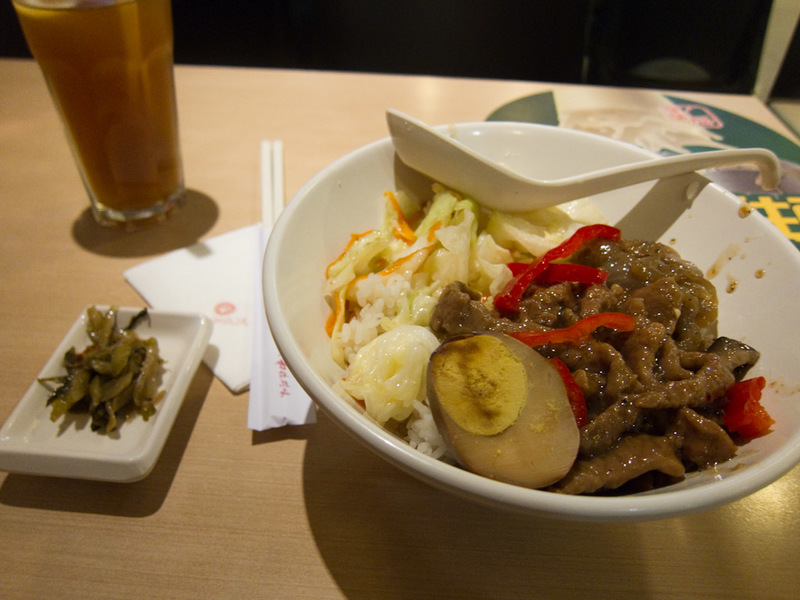 China-Shanghai-Rain - My food court dinner, it was dissapointing. Pepper beef I think, the beef was ok, but not hot, and basically just a huge amount of rice underneath whi