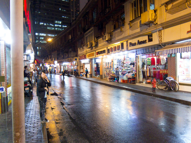 China-Shanghai-Pho-Rain - 1 street back.