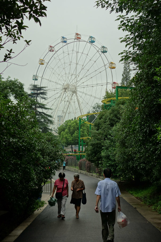 China-Nanjing-Zoo-Amusement Park - This ferris wheel is not worthy of my attention. Plus I would want someone else to ride on it first to prove it hasnt decayed to the point of collapse
