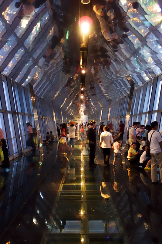 China-Shanghai-Observatory-Architecture - This is the view in the very top. Its really not that crowded at all.
