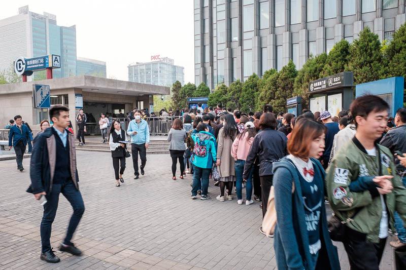 The great loop of China - April 2018 - Here is a line. Everyone has seen a line before. Maybe you have also seen youtube videos of crowded Chinese subway stations. Well this is a line to ge