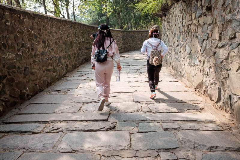 China-Beijing-Fragrant Hills-Hiking - Here we have the Chinese girl hiking outfit. Its about 30 degrees celsius today. That means you need a full long sleeve, long pants plastic shiny pink