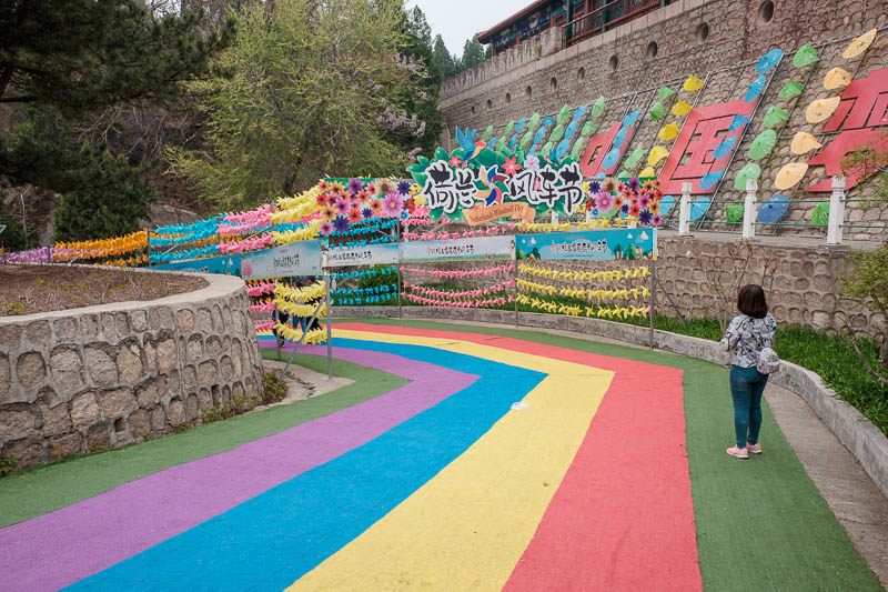 The great loop of China - April 2018 - Before starting the climb, it was time to play Mario kart rainbow road stage at the Buddhist temple.