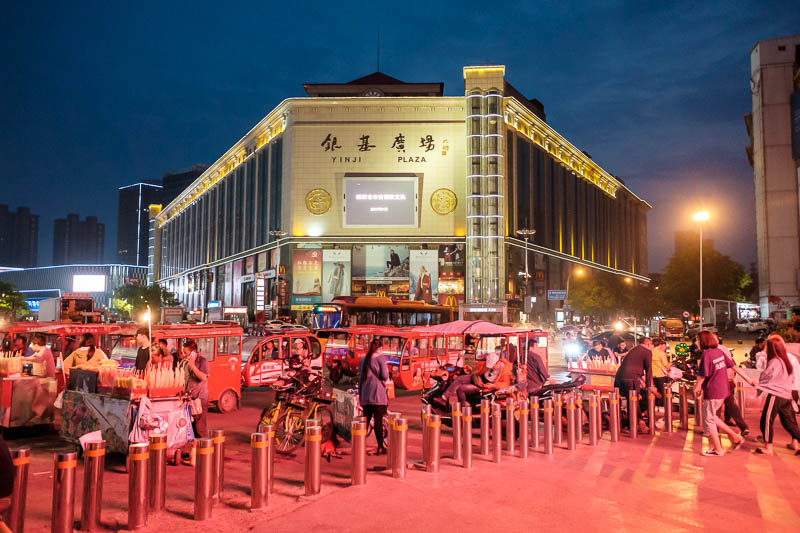 The great loop of China - April 2018 - This is also a wholesale clothing market. It was also shut. I then realised there was a whole other world under me, and that crossing the street in th