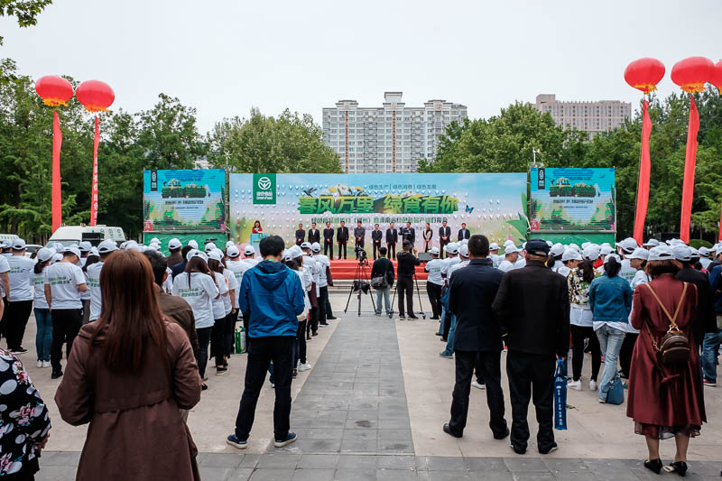 China-Zhengzhou-Park-Mall-Walk - It seems to be a farming and food technology cult recruitment drive. Like Amway, a pyramid scheme. The top sellers are winning awards. From what I can