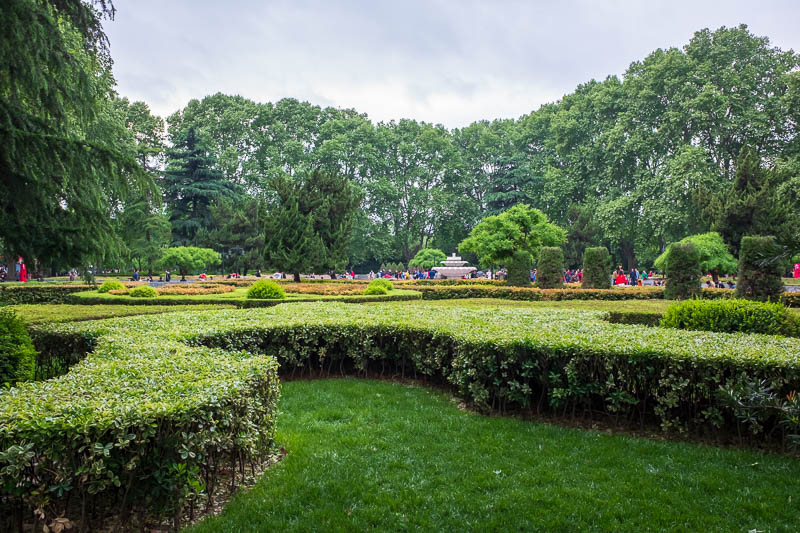 The great loop of China - April 2018 - The gardens were quite spectacular, look at all those people in the background enjoying themselves.