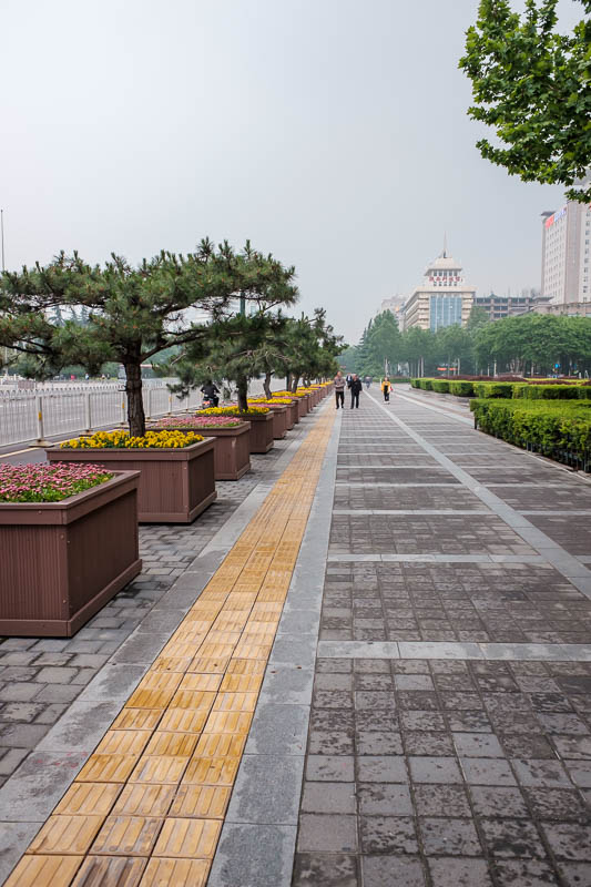 The great loop of China - April 2018 - Miles and miles of flowers and manicured trees.