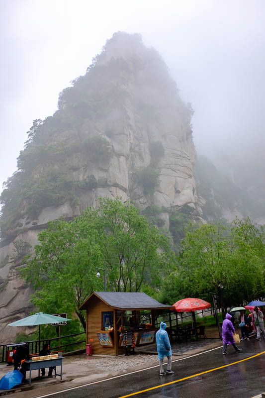 The great loop of China - April 2018 - I took one last look at a non foggy world, rocks jutting up everywhere. Actually it was already very foggy.