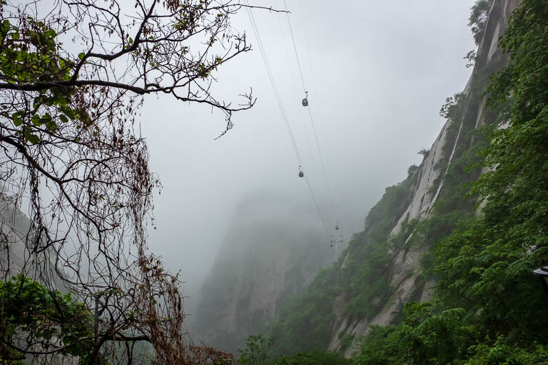 China-Hiking-Rain-Huashan-Soldiers Path - This valley had a brief clearing in the fog, it would be the last, there are the cable cars overhead! I was enjoying myself, I did not wish I was on t