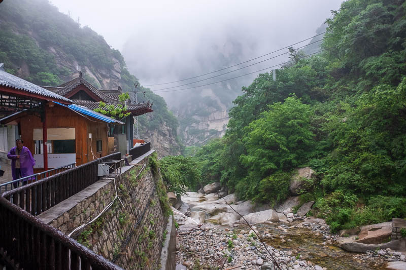 China-Hiking-Rain-Huashan-Soldiers Path - And finally, I am back at the bus station, soaking wet. My camera was starting to play up, fogging over, not turning on.... It seems ok now but is sti