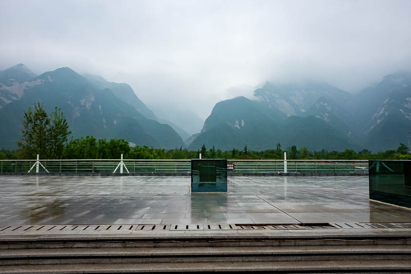 The great loop of China - April 2018 - As I got back to the park entrance, the mountains seemed to come out of the fog briefly.