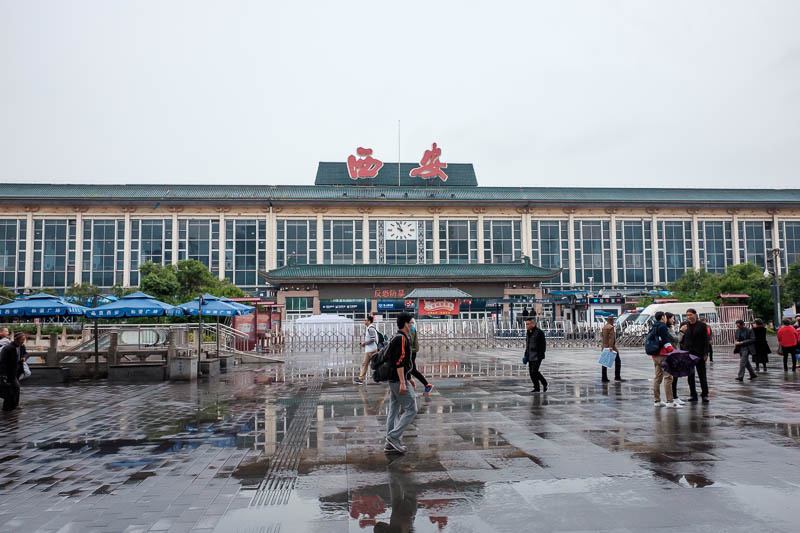 The great loop of China - April 2018 - In my continuing series of Chinese train stations, here is the Xian main station, which serves only old slow trains. Most of them heading out to the f