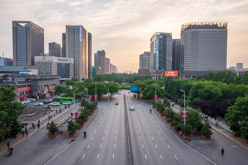The great loop of China - April 2018 - Heres a main road outside the city walls, heading west. This is not where the main big buildings are, those far to the south of the old city were a lo