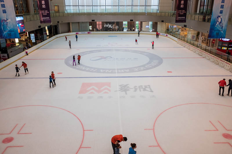 The great loop of China - April 2018 - There is an ice skating rink, and small Chinese babies are very good at ice skating, I saw a quintuple lutz to double axel.