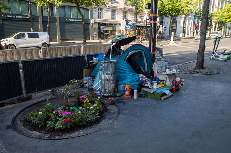 France & England... for work... - This guy has quite the setup. A little tent, some fake grass, his own rubbish bin and garden. I dont even get a garden in my very expensive tiny shoe 