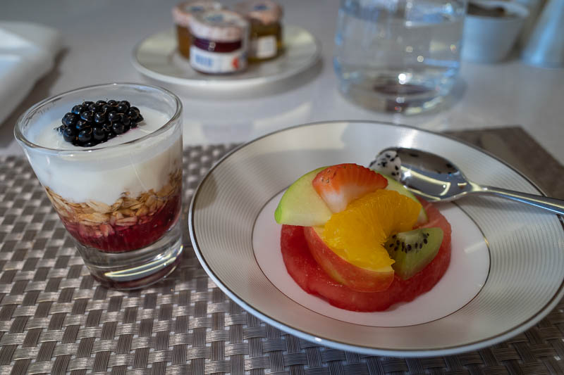 Abu Dhabi-Airport-Lounge-Etihad - Here is course 1, fruit and yoghurt. It was probably enough, but they also had an ala carte menu, and thats a French word and thats where I am going.