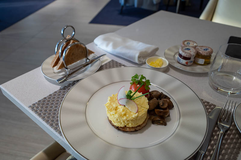 Abu Dhabi-Airport-Lounge-Etihad - So allah cart-e I did. Thats the correct French Arabic pronunciation. Scrambled eggs with mushrooms. It was great, toast was weird though, no crusts.
