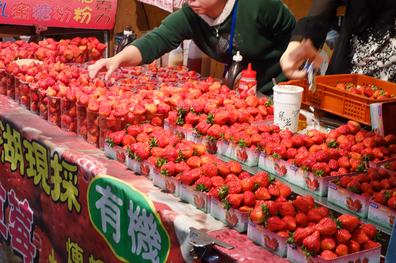 Taiwan-Taichung-Night Market-Fengjia - You can also buy strawberries.
