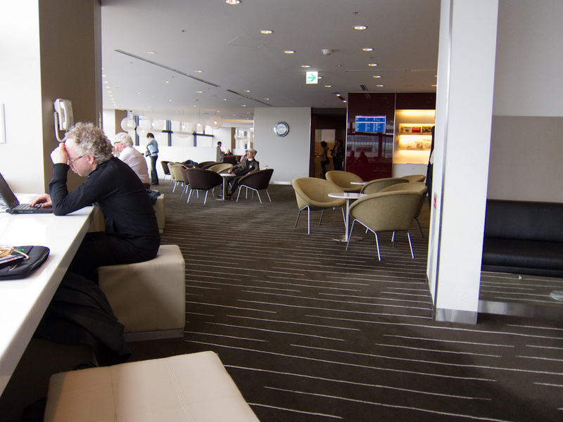 Japan-Tokyo-Narita-Airport-Lounge - Inside the qantas lounge, this one was the busiest, and there was a roped off area with some serious business men holding a meeting in it, a bunch of 