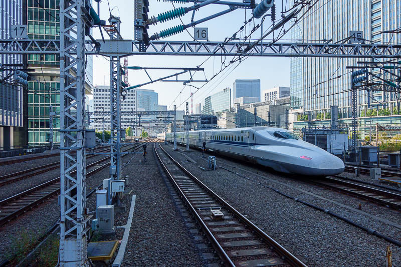 Japan-Tokyo-Hiroshima-Shinkansen - Pic 2 of 2 has just the one train.
