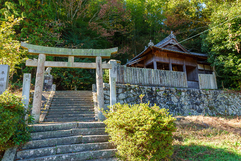 Japan-Matsuyama-Hiking-Mount Takanawa - The trail starts here, but you go left past the shrine. Allow me to help.... 33.95924056882182, 132.8163932702691