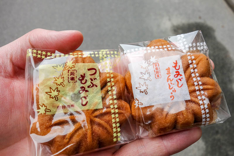 Japan 2015 - Tokyo - Nagoya - Hiroshima - Shimonoseki - Fukuoka - Once back down, I had the famous maple leaf snack, filled with red bean. Two varieties, red bean with skin, red bean without skin. I couldnt tell the 