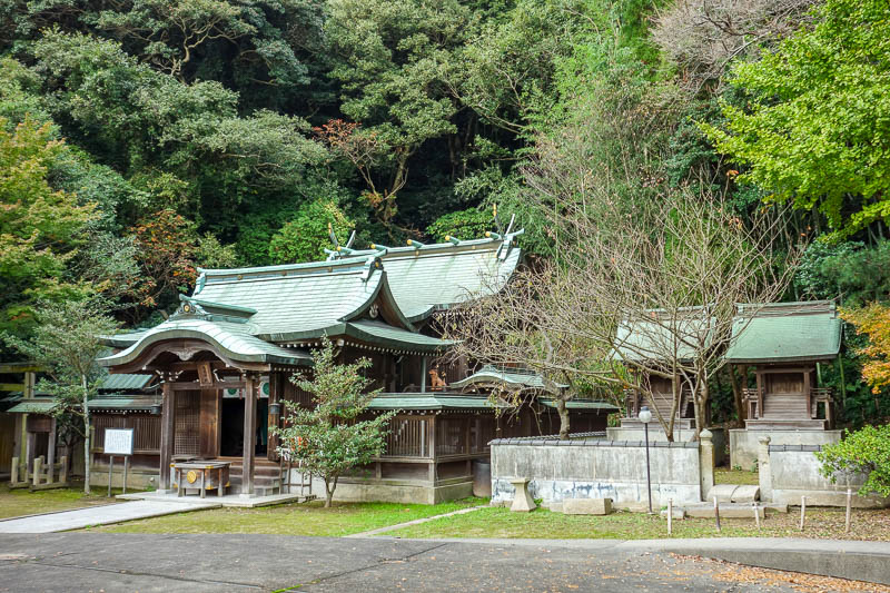 Japan-Shimonoseki-Hiking-Shrine-Hinoyama - Behind the main temple, and the tourist buses, is another temple.