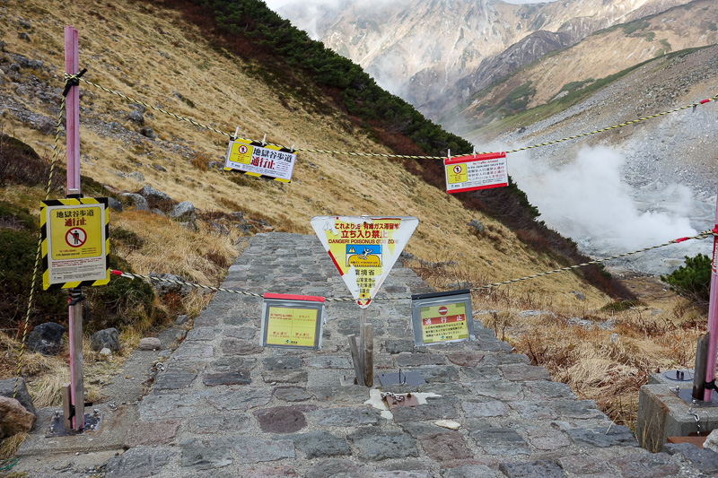 Japan-Tateyama-Kurobe-Alpine-Hiking - There are outdoor natural hot baths down there, but you are not allowed to use them anymore.
