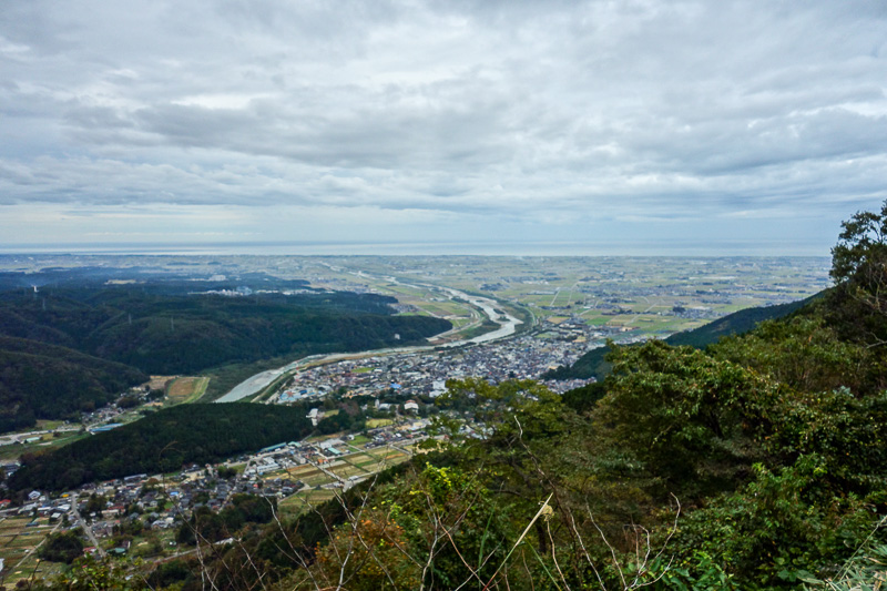 Japan-Kanazawa-Hiking-Tsurugi-Shiritakayama - Gettting near the top. You can actually drive up another much longer way with your hang glider. About now it got really very windy.