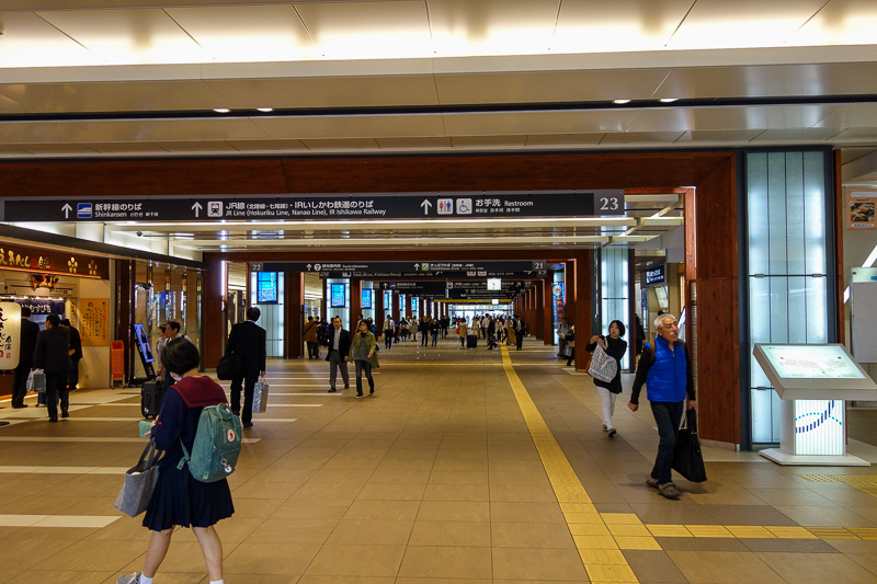 Visiting 9 cities in Japan - Oct and Nov 2016 - The inside of the Kanazawa station. Keep moving.