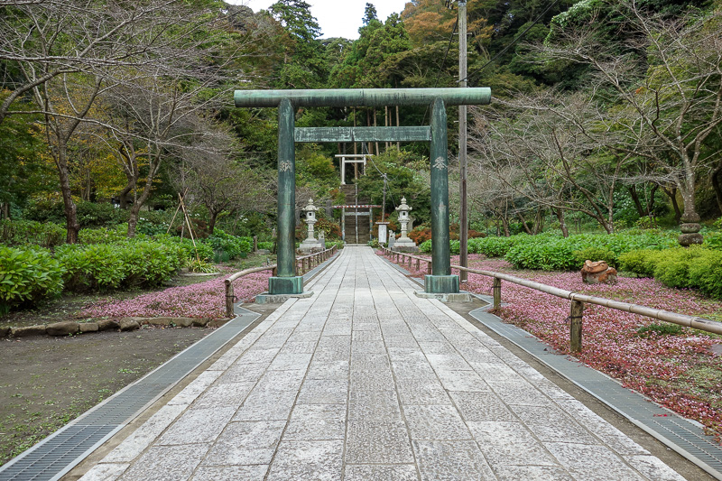 Japan-Kamakura-Hiking-Kenchoji - This garden leads to the bit with the view.