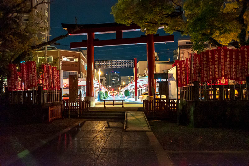 Back to Japan for even more - Oct and Nov 2017 - At the end of quiet shopping street is this shrine, which is at the base of the castle (I think). I decided to mess about with my camera for a while. 