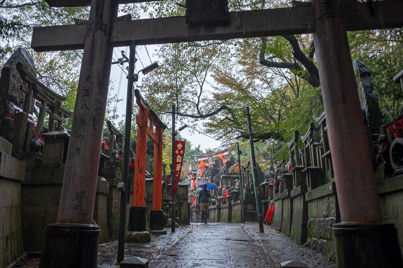 Japan-Kyoto-Fushimi Inari-Shrine-Rain - There are lots of little areas like this, with tea shops and vending machines, and lots of wires! However there are no toilets, there are signs explai