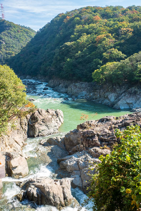 Back to Japan for even more - Oct and Nov 2017 - And now the real hike begins, with huge spectacular rocks in the raging river, and some nice foliage to admire. It would be great for white water raft