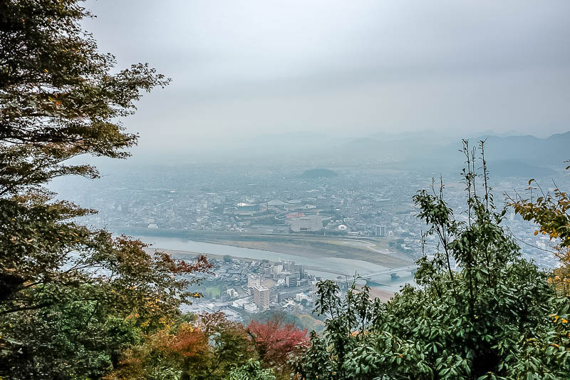 Japan-Gifu-Rain-Fog-Castle-Garden - And now a view of the fog.