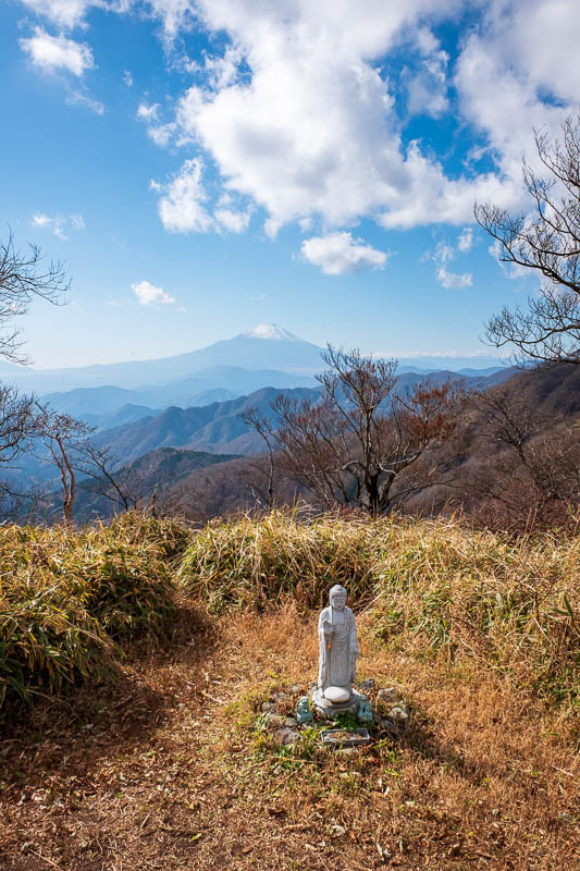 Japan-Hiking-Mount Tanzawa-Shibusawa - Lets have a vertical one as well with a tiny statue.