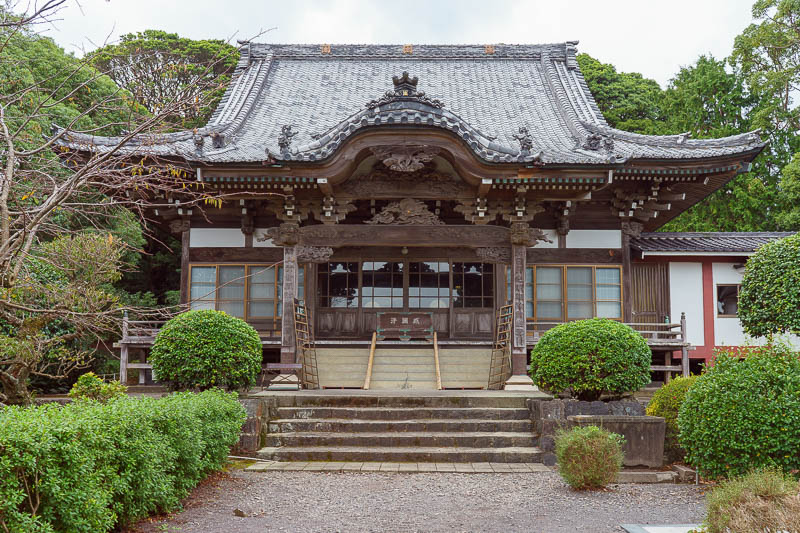 Japan-Tokyo-Izu Peninsula-Atami - Like everywhere, theres a temple. This one looks old but I suspect its just weathered. I dont think anything this close to the ocean in Japan can be t