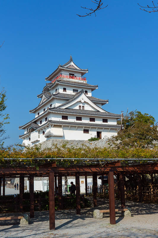 Japan-Karatsu-Castle-Hiking - Here is the steel and concrete castle. A white one not a red one or a gold one. I think theres a silver one too, but most are white.