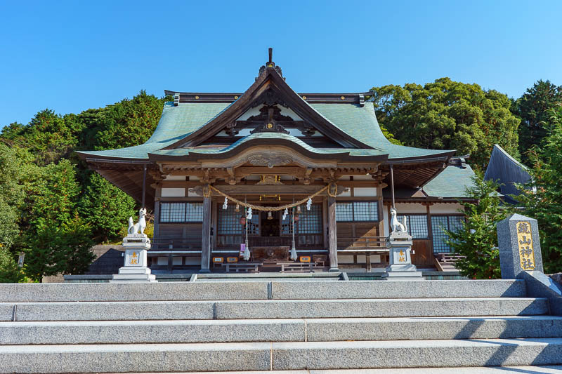 Of course I am back in Japan yet again - Oct and Nov 2018 - Obviously at the top, theres a shrine. I rang the bells etc. There was no one there.