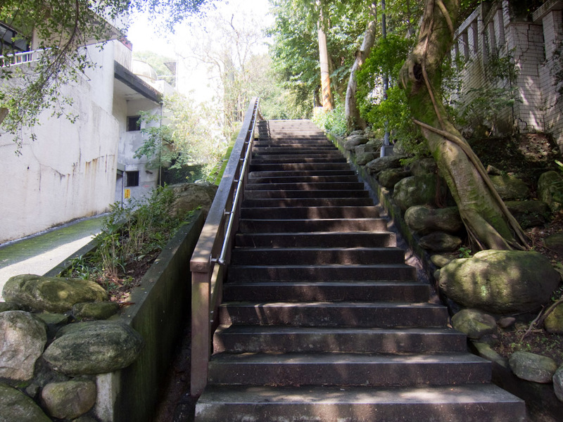 Taiwan-Taipei-Hiking-Elephant Mountain - This is the start of the path, a stairway between old looking houses. Would be pretty easy to miss.