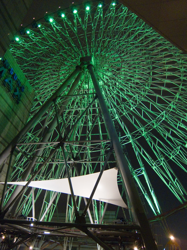 Taiwan-Taipei-Mall-Ferris Wheel - This one is bigger than the one I was on in Osaka last week, but on a lower building.