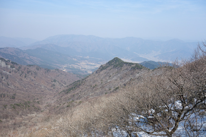 Korea-Daegu-Hiking-Bisuelsan - A view in a different direction, just for something different. Look at all those mountains back towards Daegu. I could have walked here!